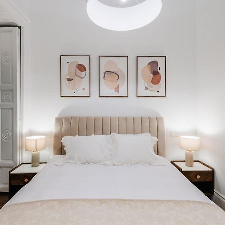 Stunning Apartment Near Gran Via Metro Madrid Exterior photo