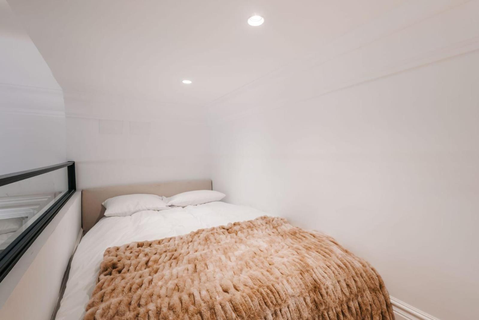 Stunning Apartment Near Gran Via Metro Madrid Exterior photo