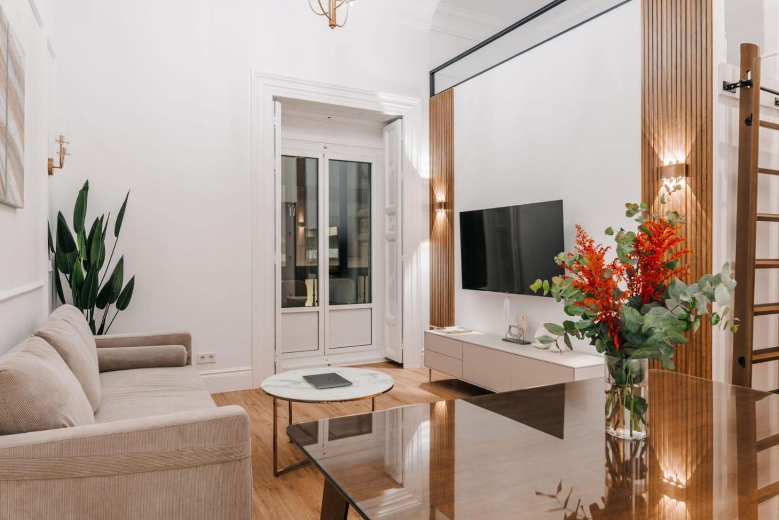 Stunning Apartment Near Gran Via Metro Madrid Exterior photo