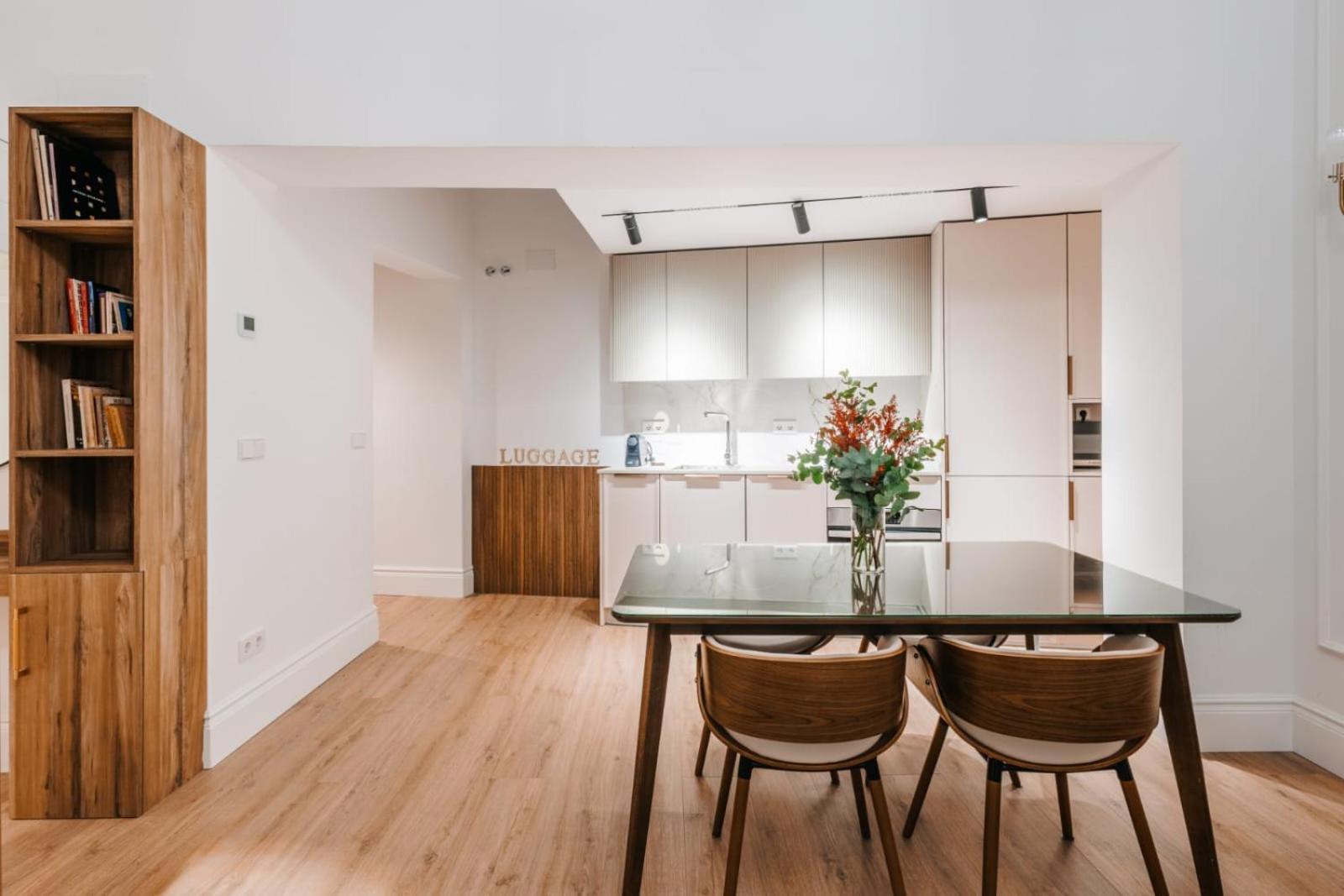 Stunning Apartment Near Gran Via Metro Madrid Exterior photo