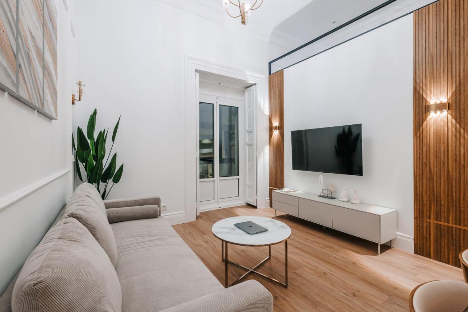Stunning Apartment Near Gran Via Metro Madrid Exterior photo