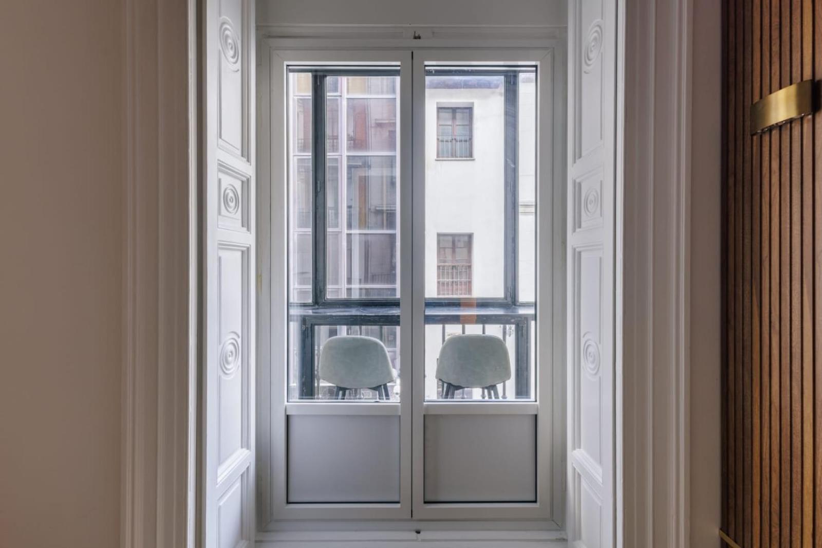 Stunning Apartment Near Gran Via Metro Madrid Exterior photo