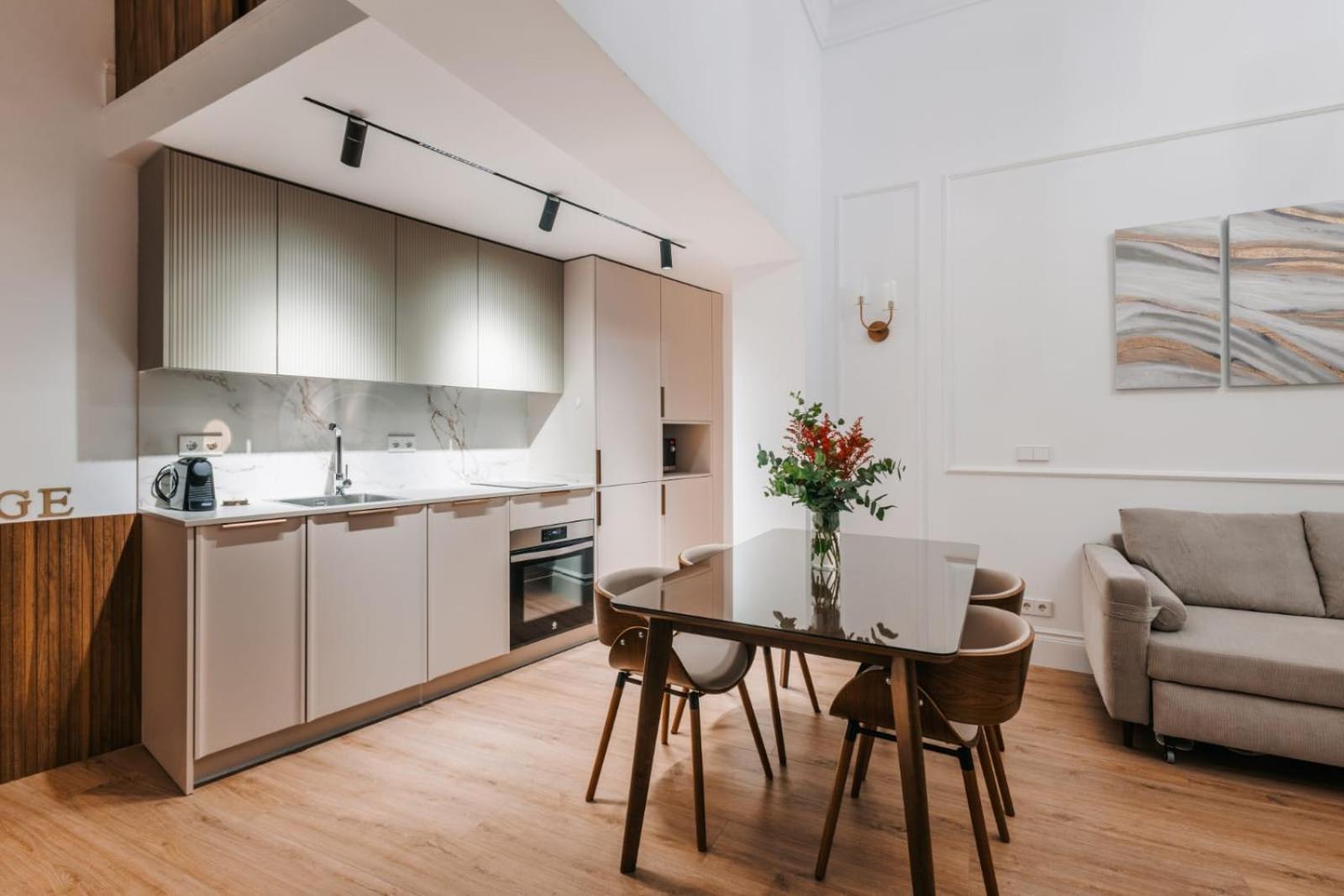 Stunning Apartment Near Gran Via Metro Madrid Exterior photo