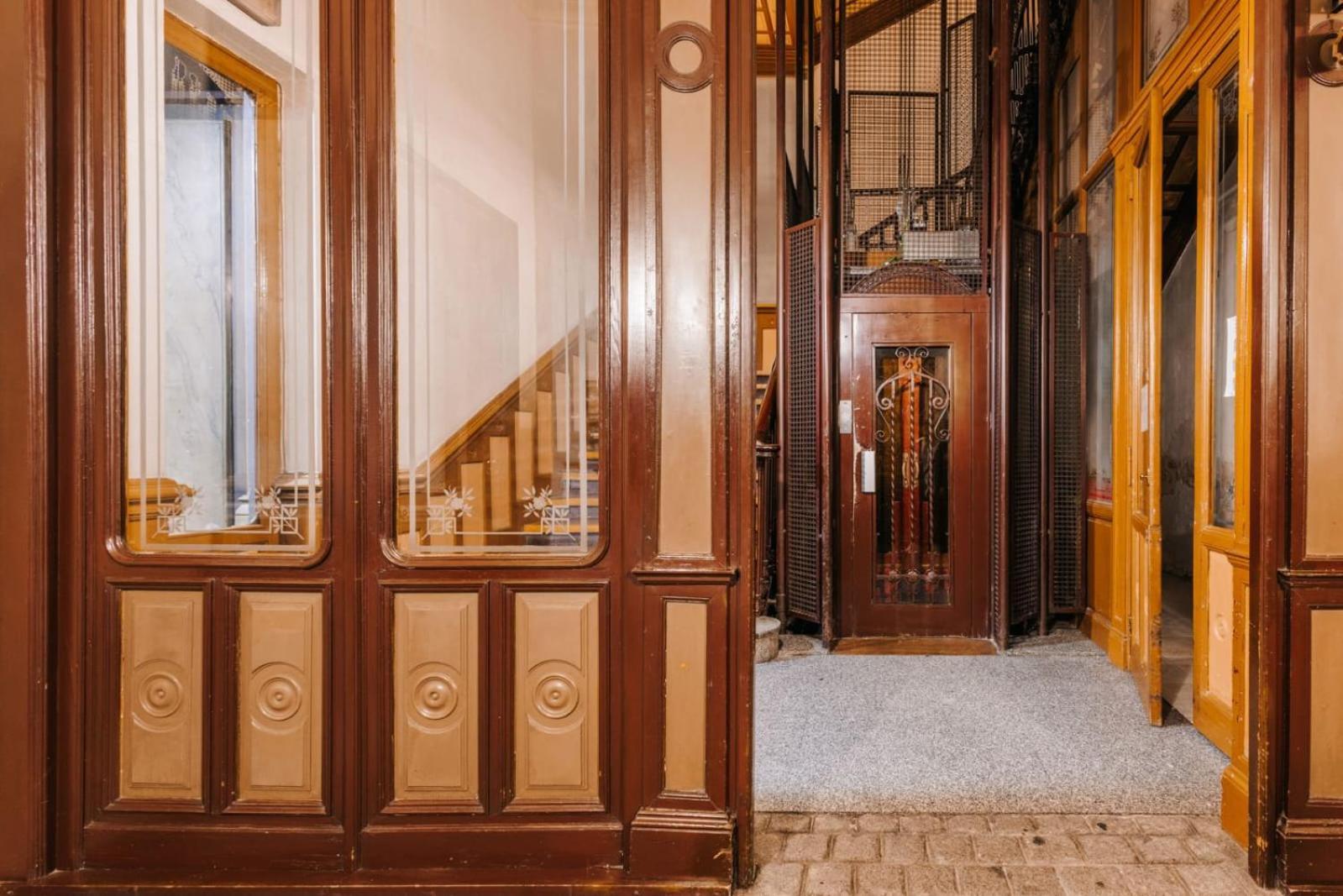 Stunning Apartment Near Gran Via Metro Madrid Exterior photo