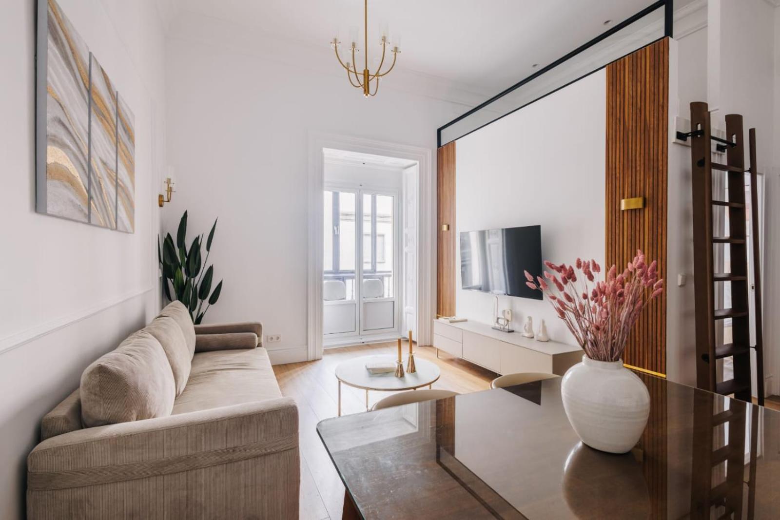 Stunning Apartment Near Gran Via Metro Madrid Exterior photo