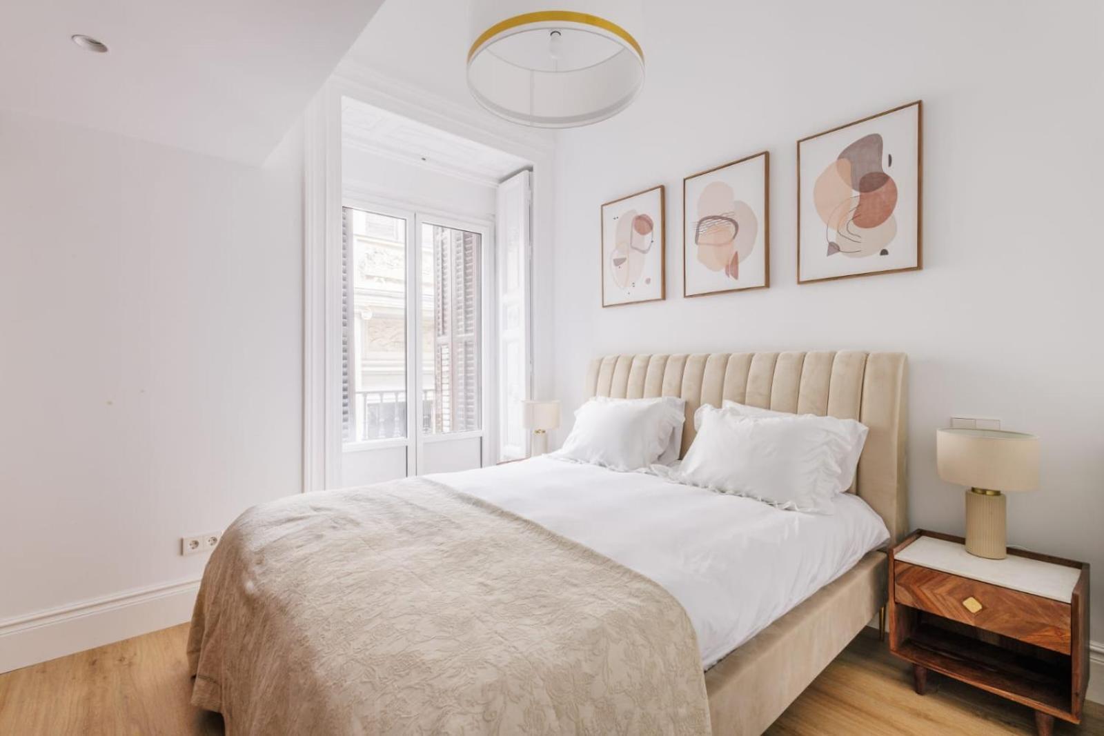 Stunning Apartment Near Gran Via Metro Madrid Exterior photo