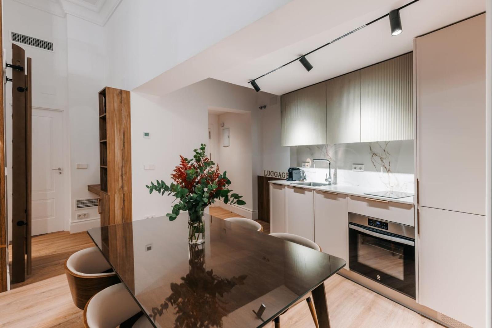 Stunning Apartment Near Gran Via Metro Madrid Exterior photo