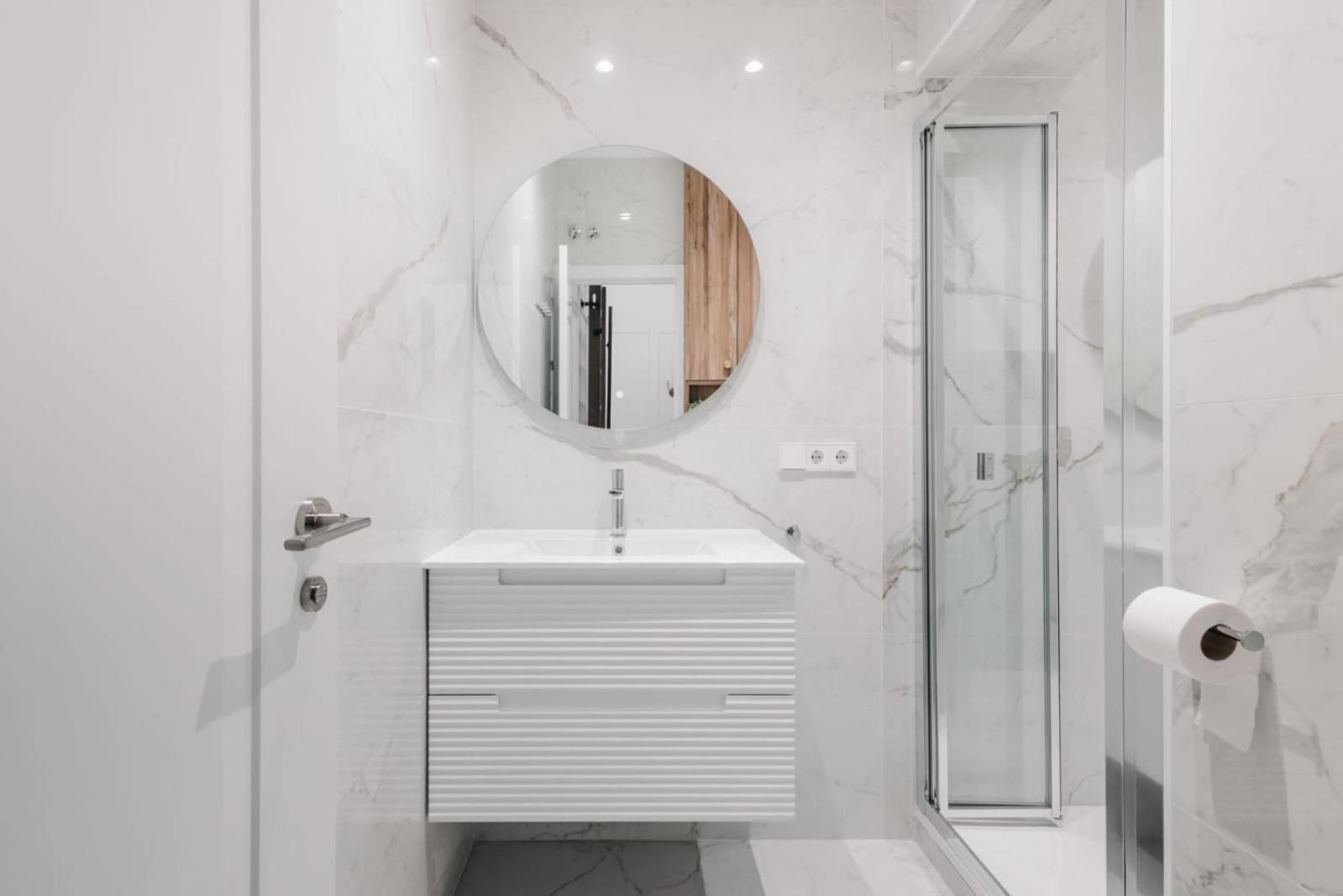 Stunning Apartment Near Gran Via Metro Madrid Exterior photo