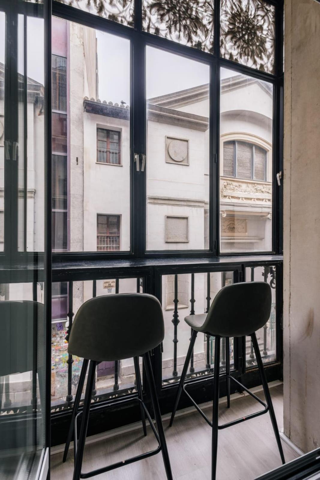 Stunning Apartment Near Gran Via Metro Madrid Exterior photo