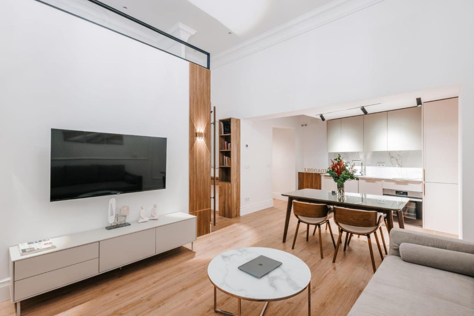 Stunning Apartment Near Gran Via Metro Madrid Exterior photo
