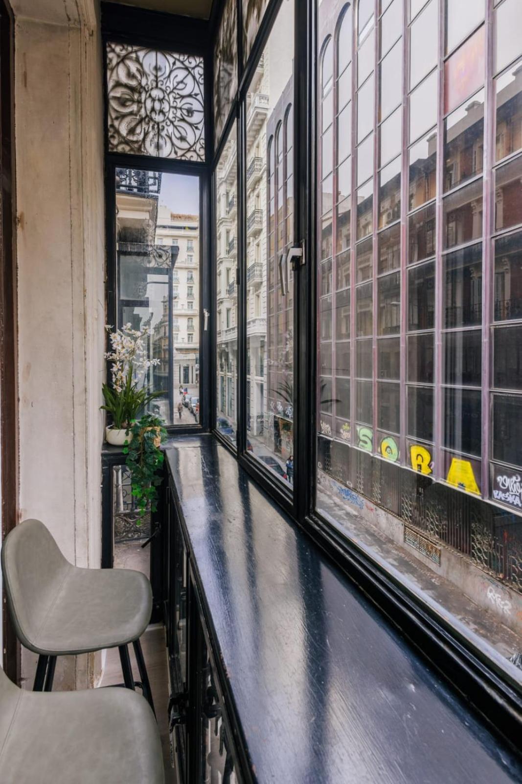 Stunning Apartment Near Gran Via Metro Madrid Exterior photo