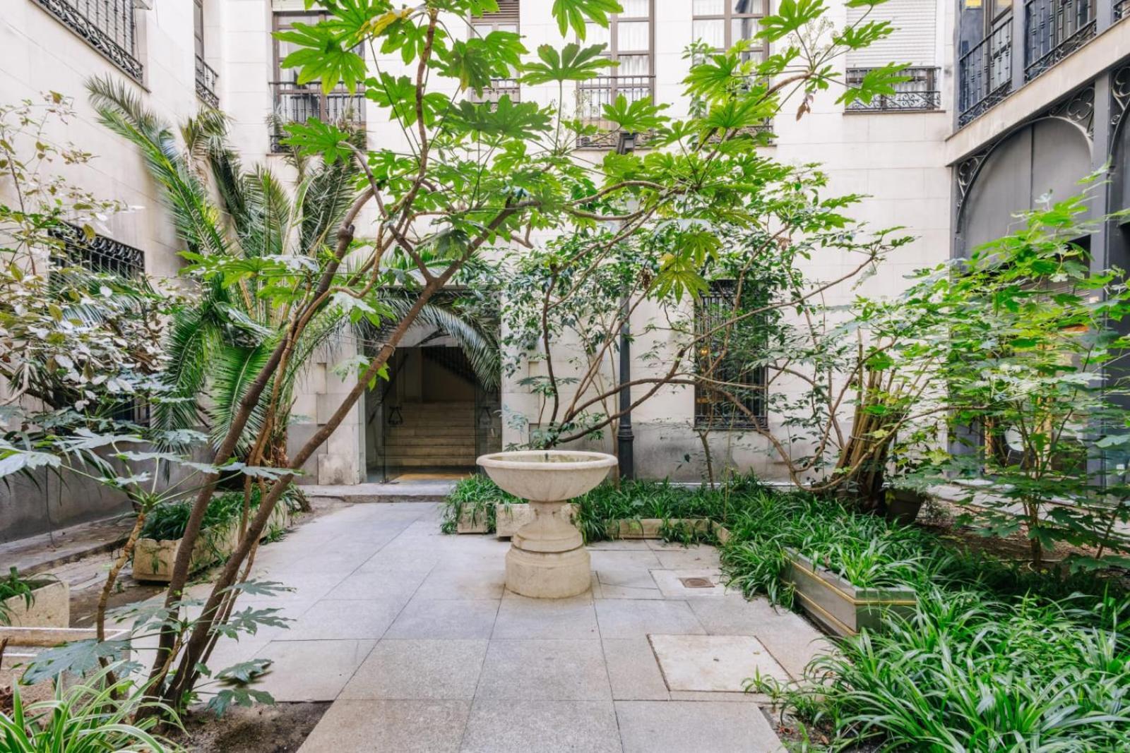 Stunning Apartment Near Gran Via Metro Madrid Exterior photo